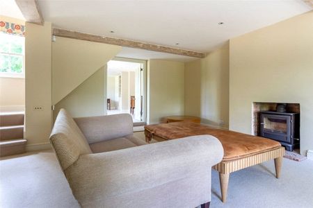 An impressive and well presented family house situated in a popular hamlet surrounded by glorious countryside. - Photo 4