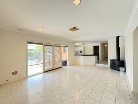 Massive Family Home with a Pool in Hannans! - Photo 2
