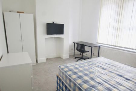 3 bedroom flat to rent - Photo 2