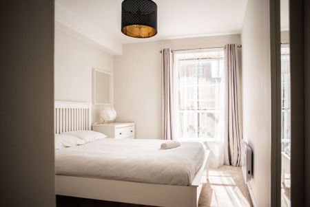 Modern apartment in Harcourt Hall - Photo 3