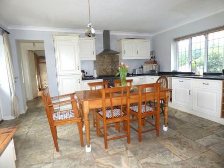 4 bedroom semi-detached house to rent - Photo 2