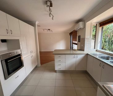 Three bedroom unit in a great location! - Photo 6