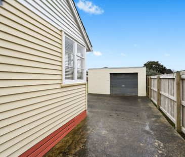 Welcome to this lovely three bedroom, one bathroom home in the soug... - Photo 1