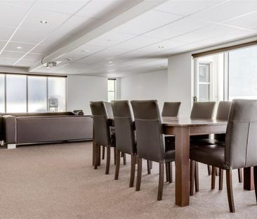 South Brisbane Beautifully Large Size dual-level 3 Bed 3 bath 2 car... - Photo 3