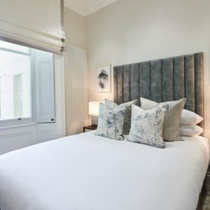 Price £860 pw - Available Now - Furnished / Unfurnished - Photo 2