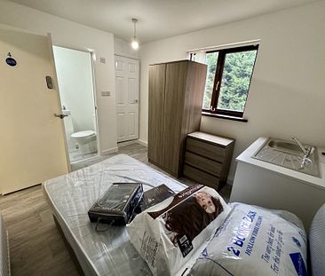 A shared home with good access to local amenities, public transport... - Photo 2