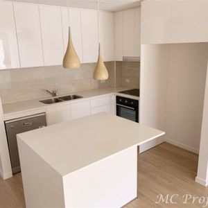 A GORGEOUS MODERN 3 BEDROOM TERRACE HOME RIGHT IN THE HEART OF ROBINA - Photo 2