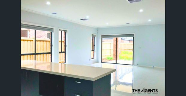 Stunning Family Home for Lease in Emerald Park Estate, Tarneit - Photo 1