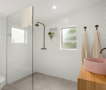 Stylish Renovated Cottage in an Unbeatable Location - Photo 1