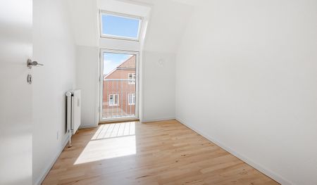 Renoveret med flot køkken - med stor altan - Photo 3