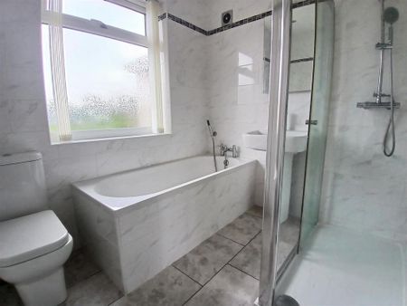 4 bedroom detached house to rent - Photo 2