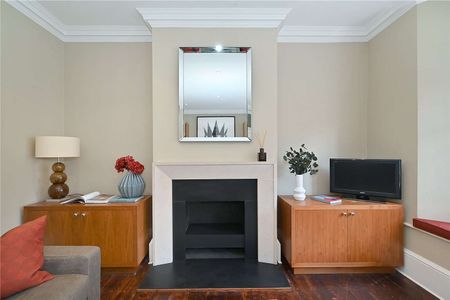 Spacious one bedroom apartment on St. John's Wood High Street - Photo 2