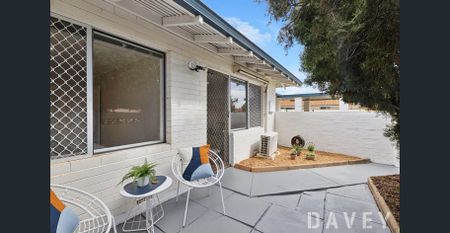 STREET FRONT VILLA - FRONT & REAR COURTYARDS - Photo 2