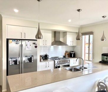 Close proximity to parklands, schools and shopping! - Photo 4