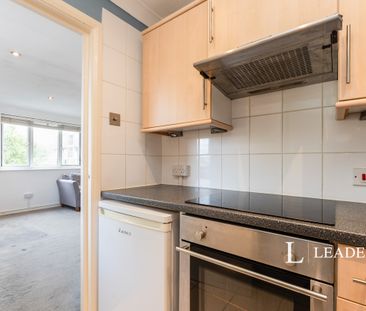 studio to rent Coopers Lodge, Acre Road - Photo 4