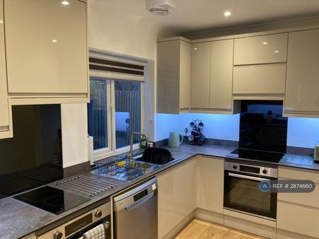 1 bedroom in a house share to rent - Photo 4