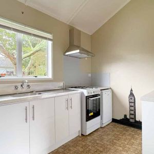 Newly Renovated 3 bedroom Duplex - Photo 2