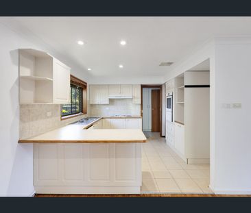 Charming 3 Bedroom Home - Available Now! - Photo 4