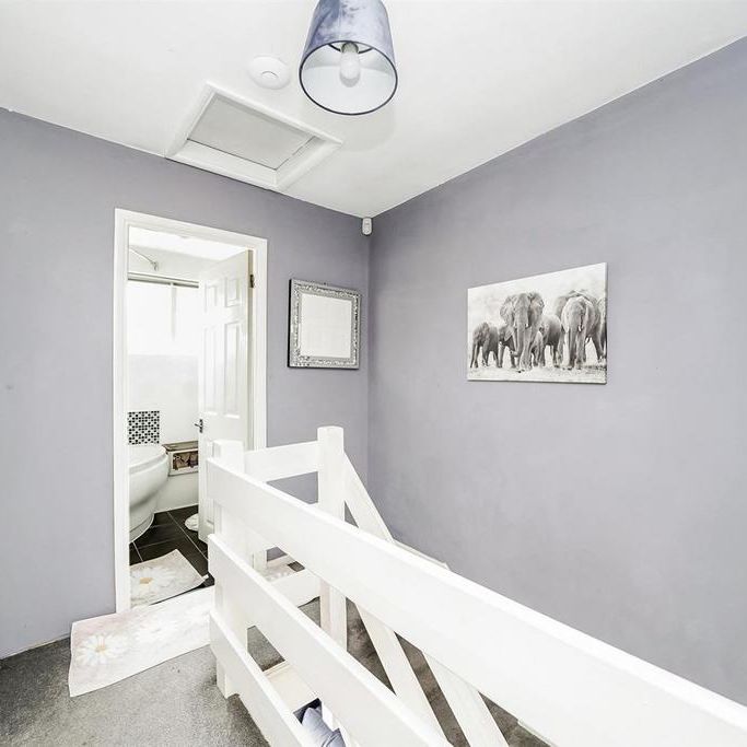 4 bedroom end of terrace house to rent - Photo 1