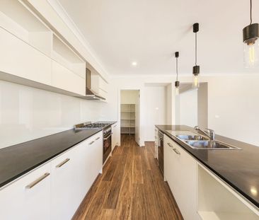 Beautiful Home in Ashbury Estate! - Photo 3