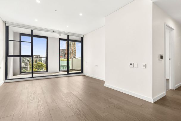 6th floor two bedroom apartment with secure parking + storage - The Reserve - Offered unfurnished - Photo 1
