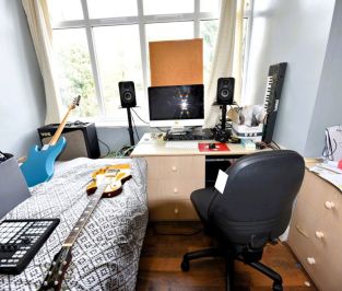 4 bedroom Flat in Otley Road, Leeds - Photo 6