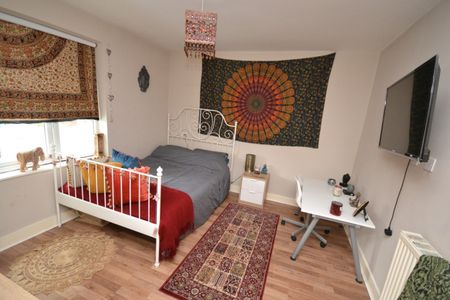 6 bed Semi-Detached House for Rent - Photo 2