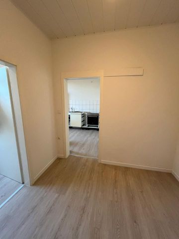 Helle Wohnung mit Charme - neu renoviert mit Küche - Photo 3