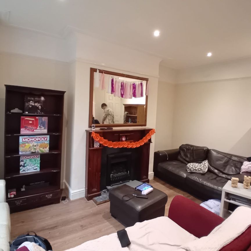 4 Bed - 47 Beechwood Mount, Burley, leeds - LS4 2NQ - Student - Photo 1