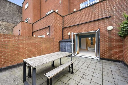 NO MORE THAN 2 ADULTS UNLESS YOU ARE A FAMILY. NOT SUITABLE FOR SHARERS. A spacious four bedroom house with off street parking on a quiet residential road. - Photo 3