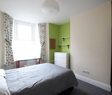 4 bedroom semi-detached house to rent - Photo 6