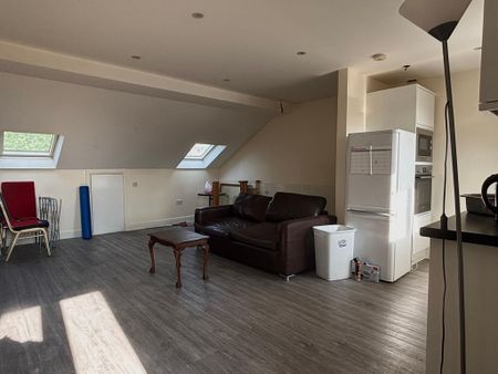 3 bedroom flat to rent - Photo 3