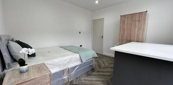 1 bedroom in a flat share to rent - Photo 2