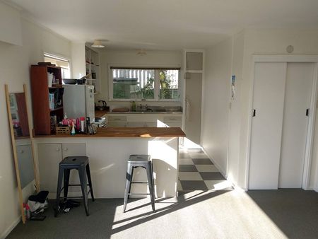 Leafy two bedroom flat in Highbury - Photo 3