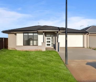 Stylish Brand-New Family Home in a Peaceful Thornhill Park Location - Photo 5