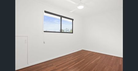 Spacious 5-Bedroom Family Home with Pool in Prime Carindale Location! - Photo 3