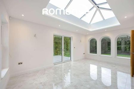 Hollybush Hill, Stoke Poges, SL2 - Photo 2