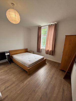 4 bedroom end of terrace house to rent - Photo 1