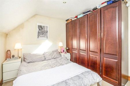 The Oaks, Moormede Crescent, Staines-upon-Thames, Surrey, TW18 4SG - Photo 2