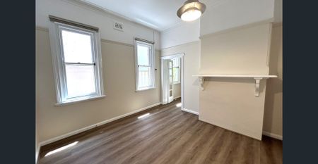 Newly Renovated, spacious one bedroom duplex - Photo 4