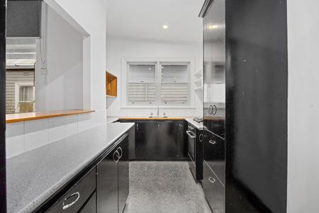 Charming 2 Bedroom in Prime Location - Photo 3