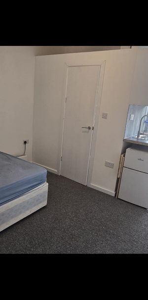 Studio Flat, Manchester Road, E14 - Photo 1