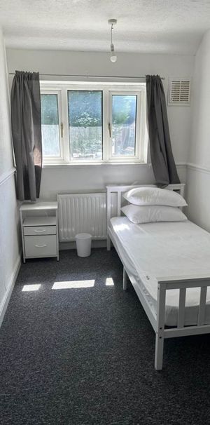 Room in a Shared House, Charlton Crescent, IG11 - Photo 1