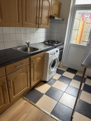 4 Bed Terraced House, Garratt Lane, SW17 - Photo 5