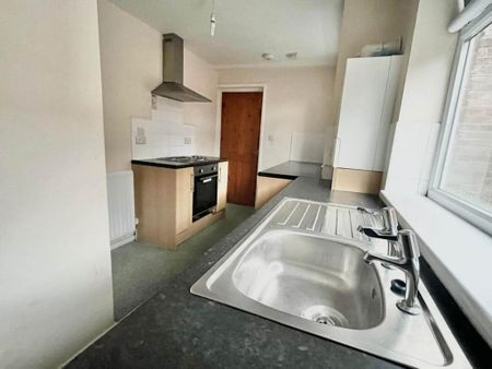 3 bedroom flat to rent - Photo 4