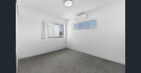 Modern Top-Floor Apartment with Leafy Views - Photo 4