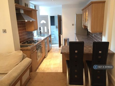 2 bedroom flat to rent - Photo 2