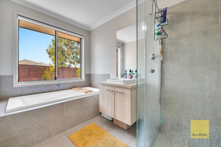 Stunning 4-Bedroom Property with Open-Plan Living and 2 Garages - Photo 2