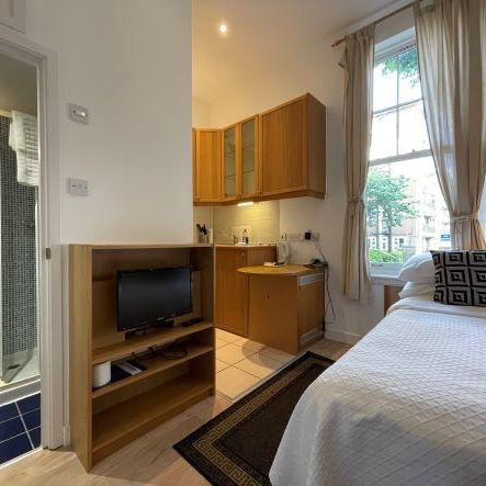 BILLS INCLUDED - A modern self-contained studio flat in Hammersmith, London W6 - Photo 1