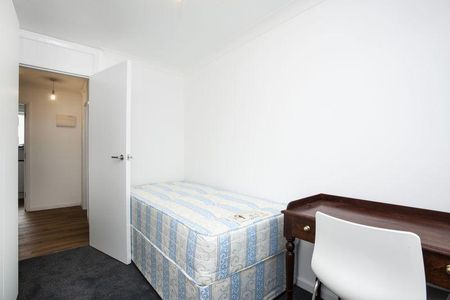 1 bedroom in a flat share to rent - Photo 2